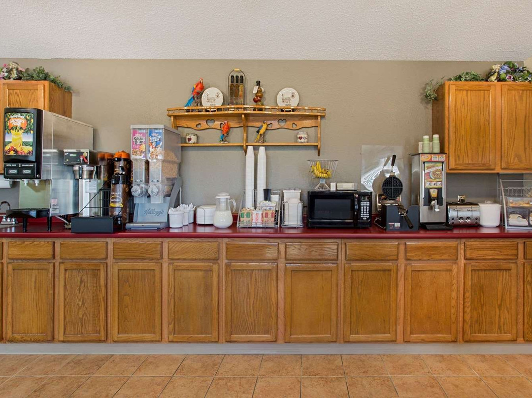 查尔斯城速8酒店主图