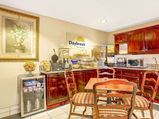 Days Inn & Suites by Wyndham Peachtree City主图