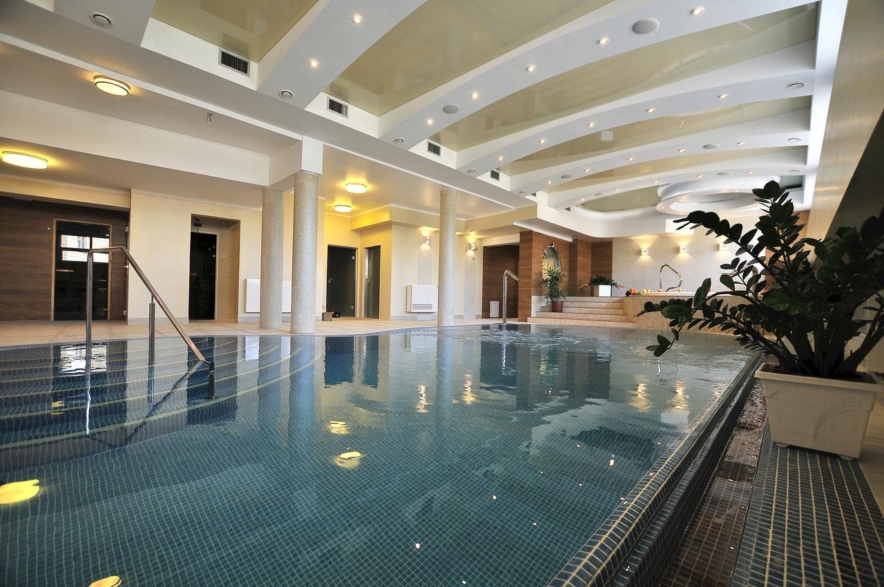 Hotel Knieja-泳池