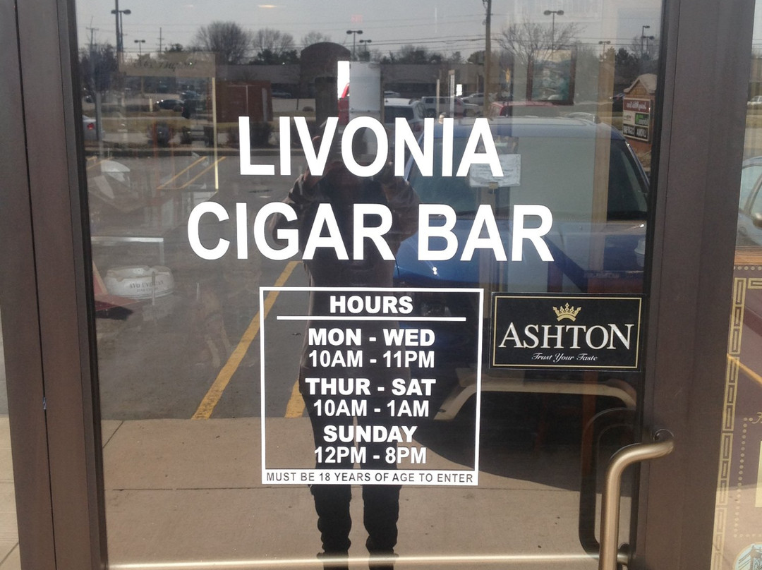 Livonia Cigar Bar, a Smokys Lounge-利沃尼亚必去景点