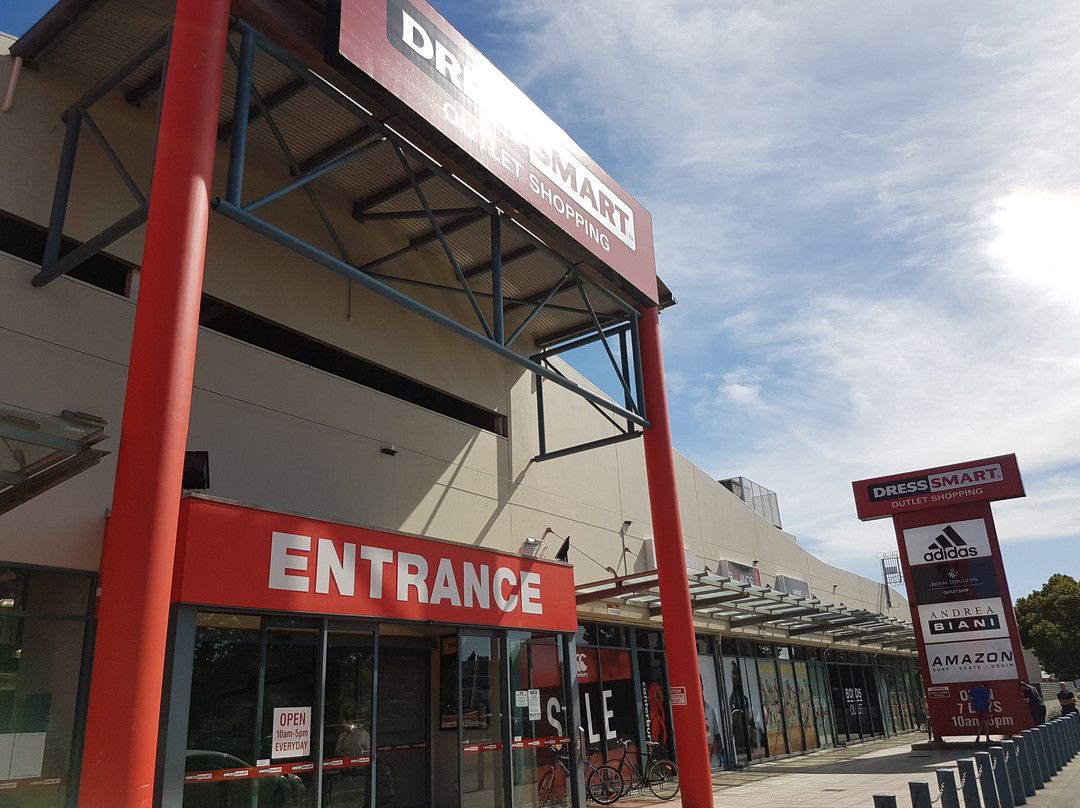 Dress Smart Outlet Shopping景点图片