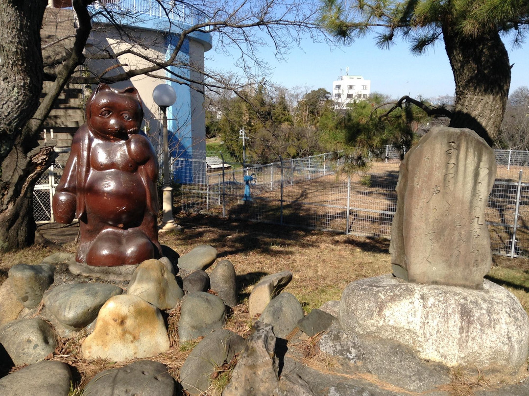 Statue of Big Raccoon Dog-高滨市必去景点