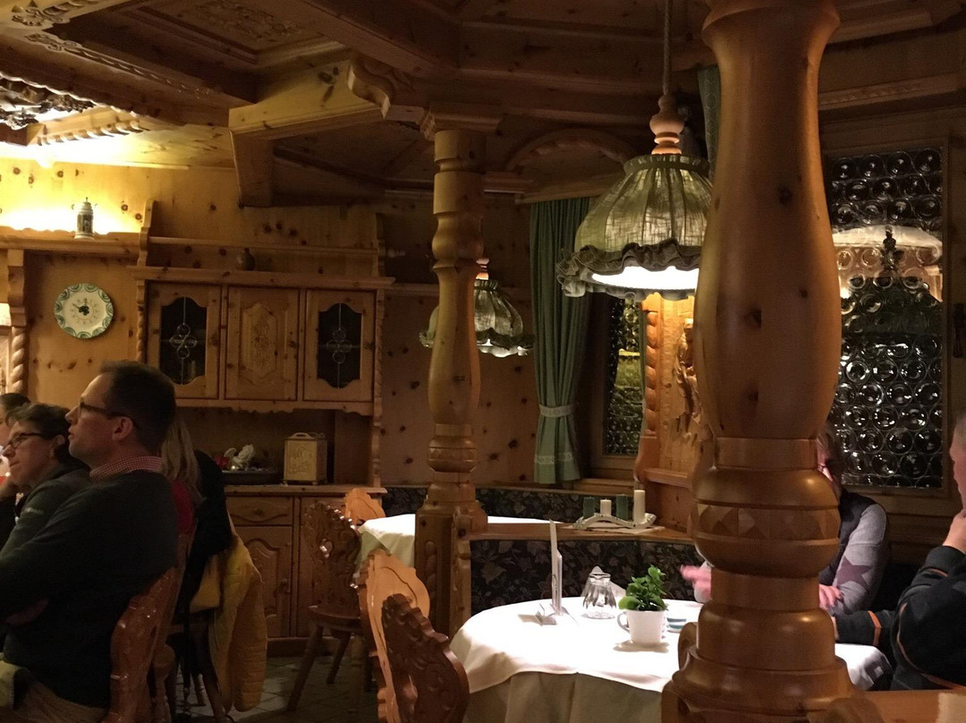 Reit im Winkl餐馆和美食-Zirbelstube