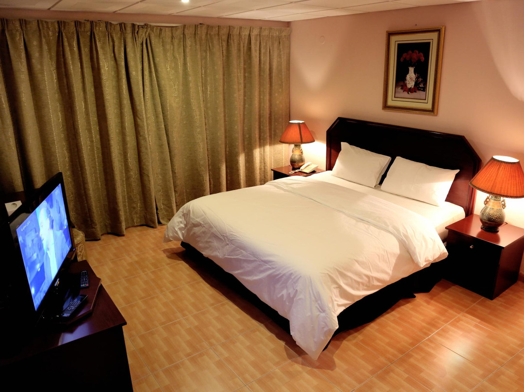Falcon Hotel & Apartments