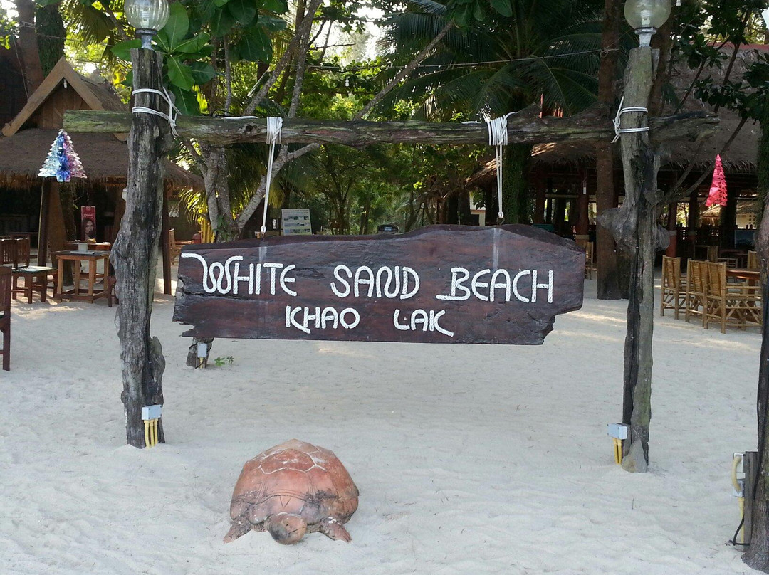 White Sand Beach景点图片