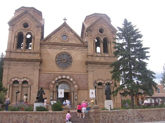 阿西西圣法兰西斯大教堂-圣菲必去景点