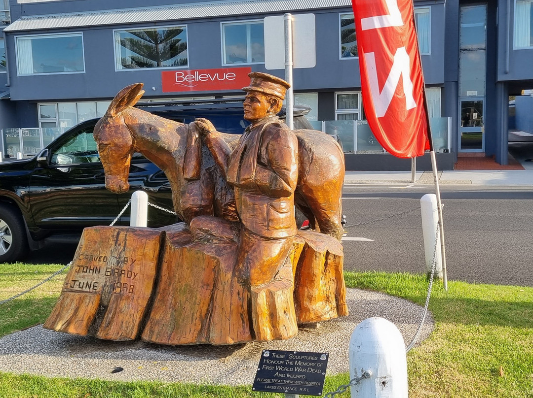 Avenue Of Honour Memorial Statues景点图片