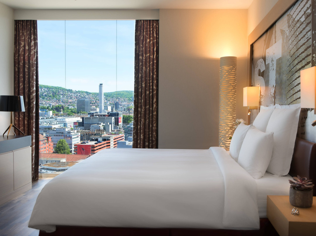 苏黎世大厦万丽酒店主图