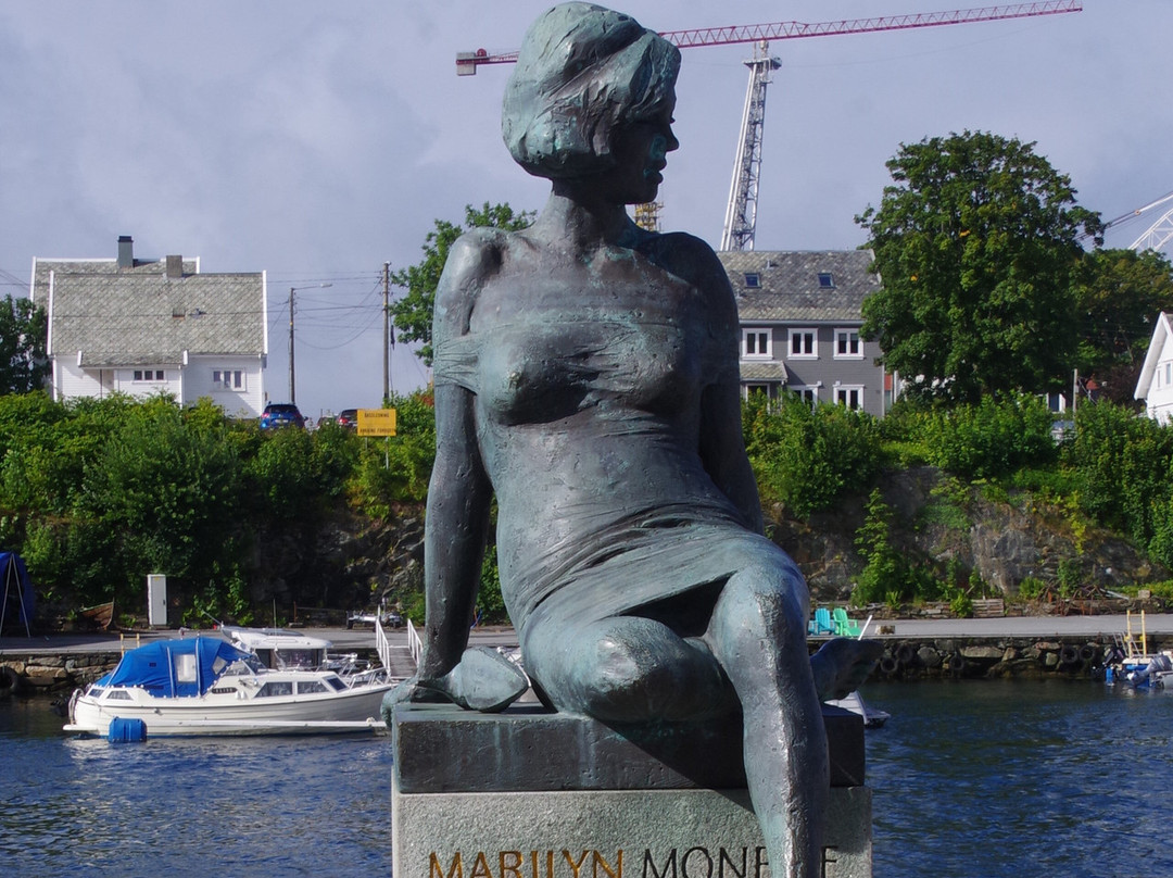 Marilyn Monroe Statue