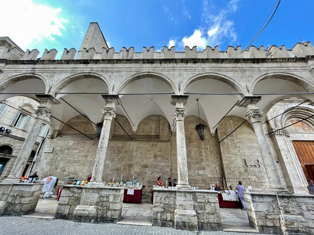 Loggia dei Mercanti景点图片