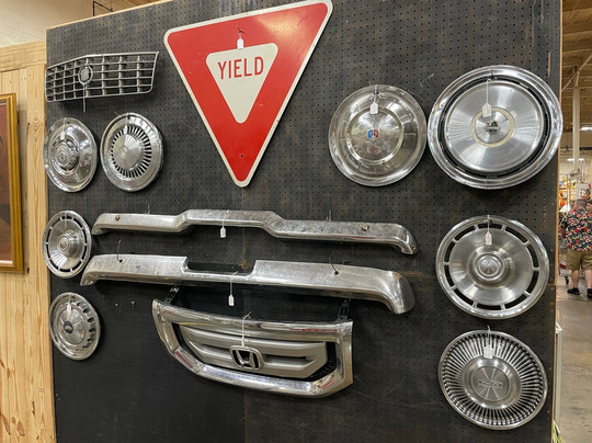 Main St. Antiques and Design Gallery-穆尔斯维尔必去景点