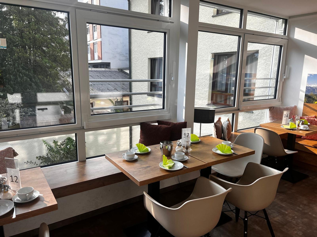 雷瑟尔公园酒店主图