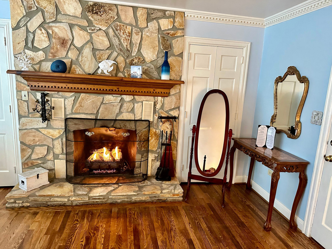 The Yellow House On Plott Creek Road主图