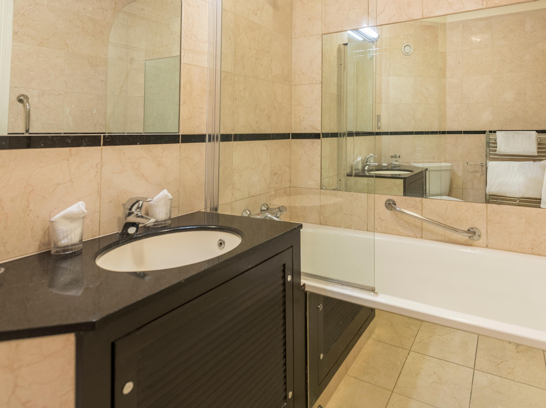 Careys Manor Hotel & SenSpa主图