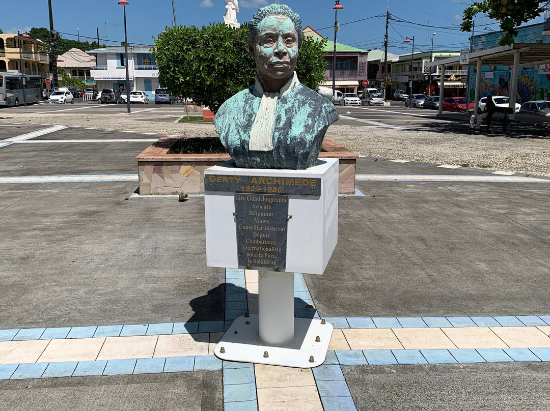 Buste de Gerty Archimede-Morne-A-l'Eau必去景点