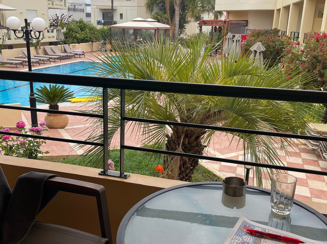 Helios Apartments主图