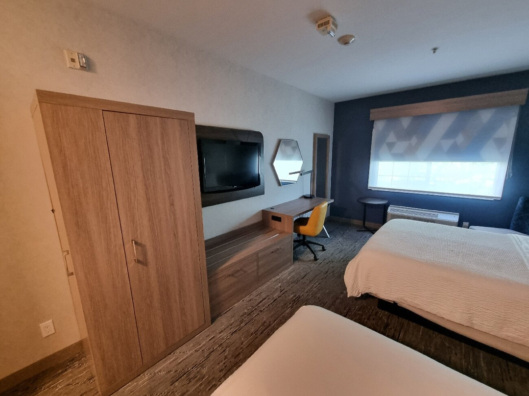 莱顿I-15快捷假日酒店主图