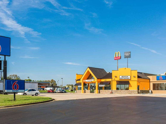 Motel 6 Clarksville TN