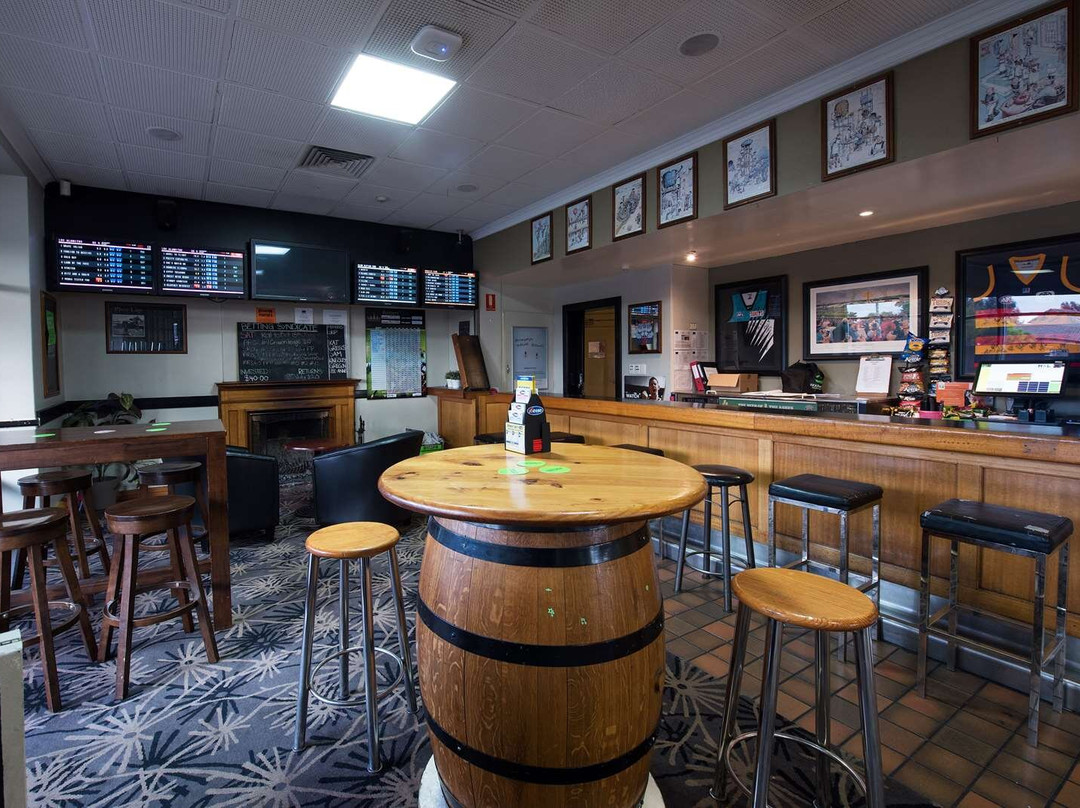 Nightcap at Rose & Crown Hotel主图