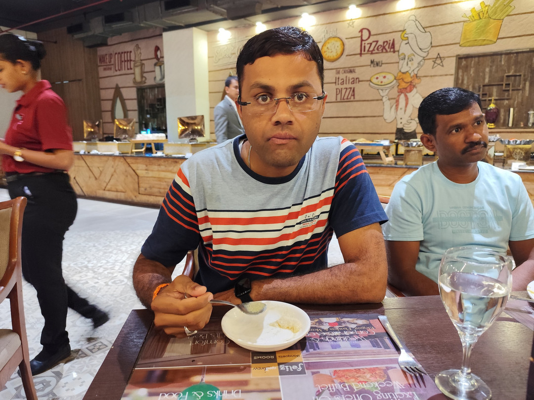 Regenta Central Hotel & Convention Centre主图