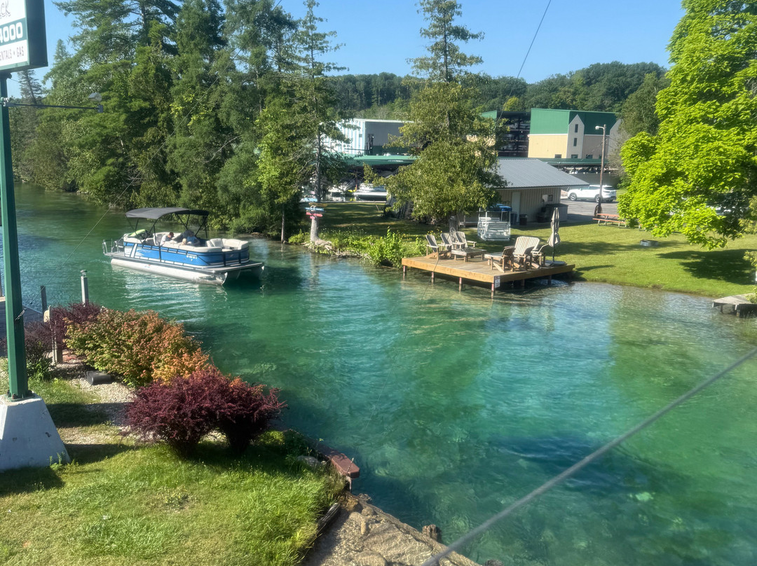 Clear Water Kayaks-特拉弗斯城必去景点