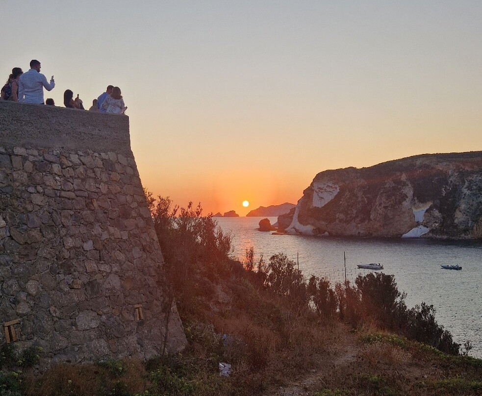 Chiaia Di Luna-Ponza Island必去景点