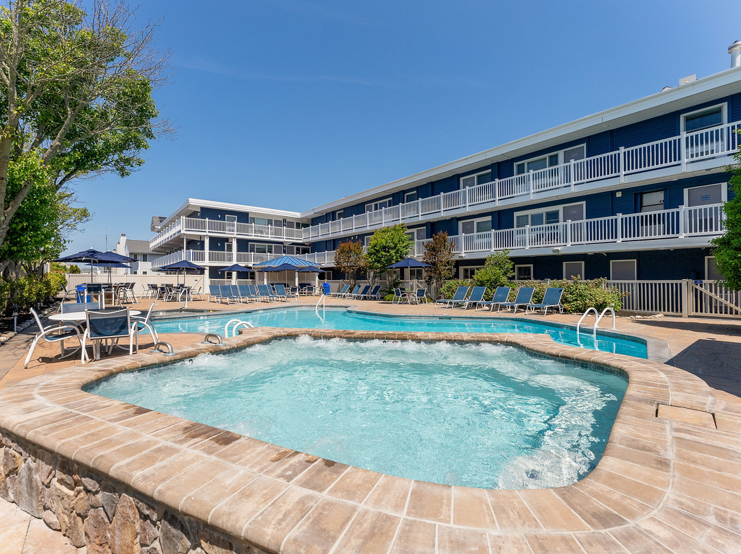 The Beachcomber Resort主图