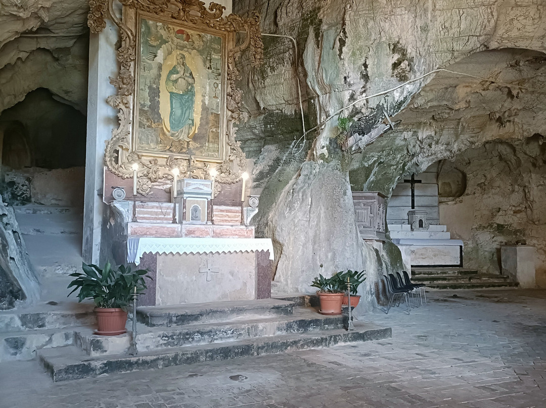 Grotta del Santuario di San Michele Arcangelo-Sant'Angelo a Fasanella必去景点