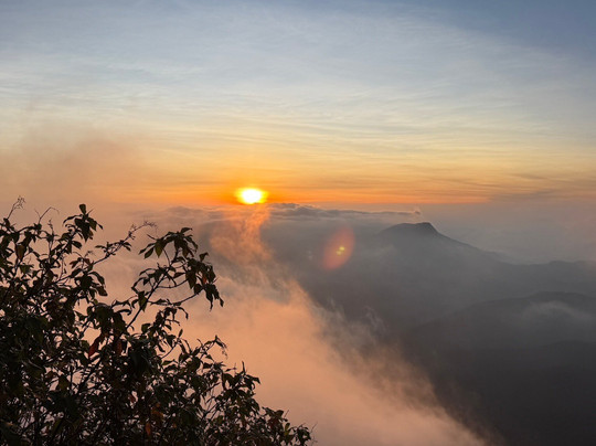 Hugging Clouds主图