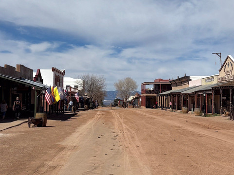 E Allen St-墓碑镇必去景点