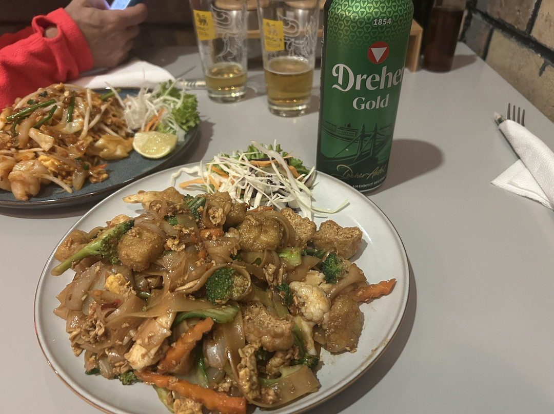 Rim Thanonh Thai Food