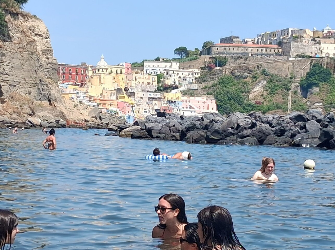 Spiaggia Chiaia-普罗奇达必去景点