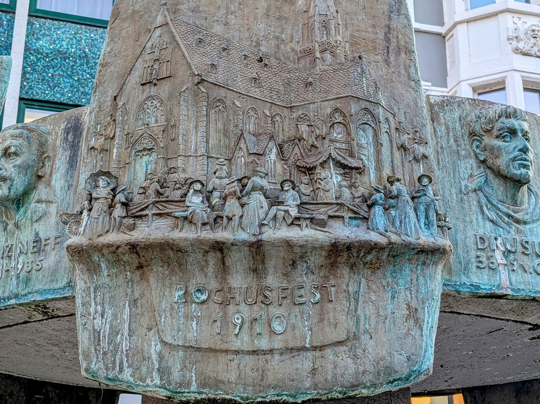 Markbrunnen mit Motiven aus der Binger Geschichte