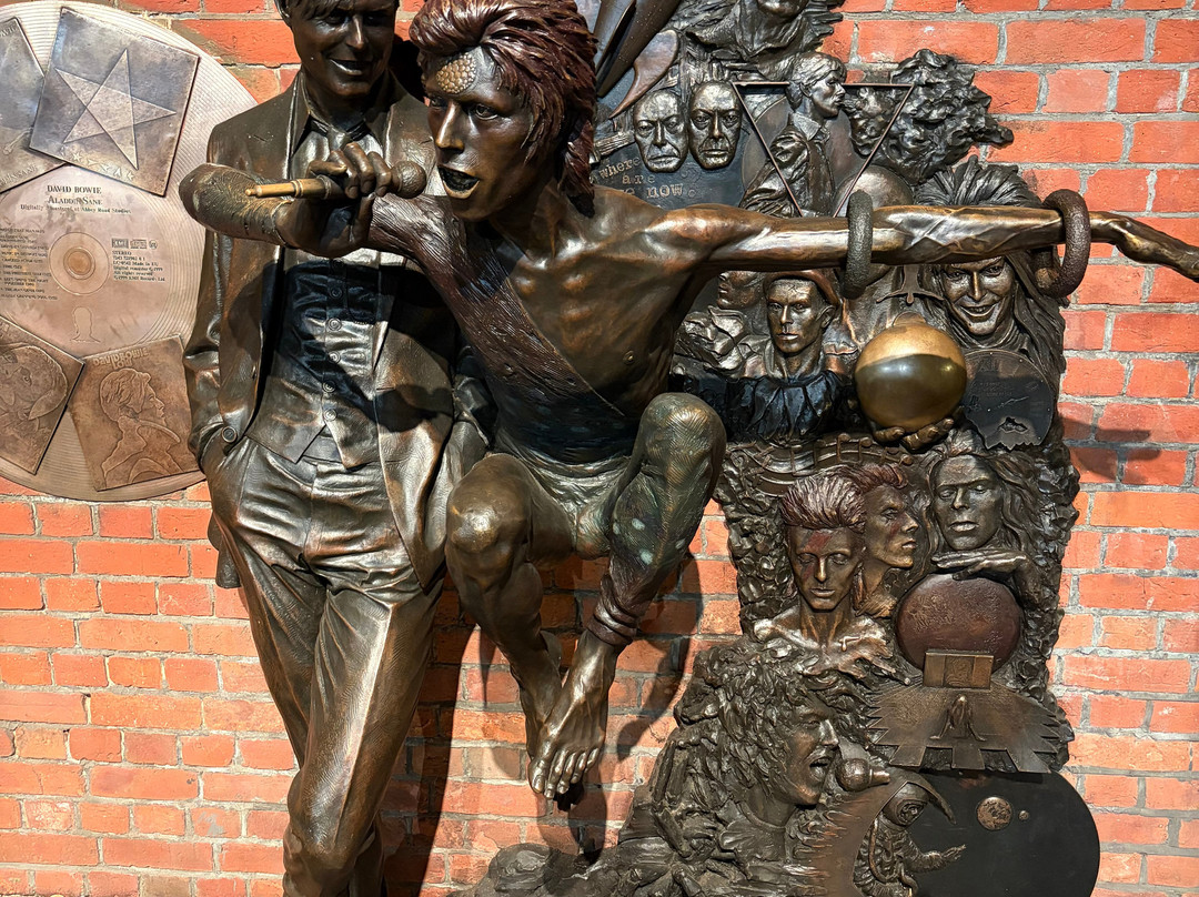 David Bowie Statue Aylesbury - Earthly Messenger-艾尔斯伯里必去景点