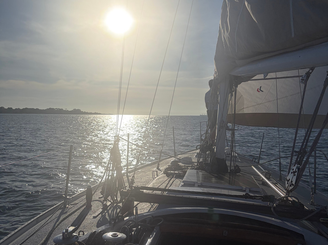 Poet's Lounge Sailing Charter-神秘河必去景点