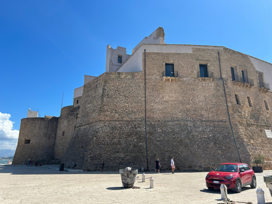 Castello Arabo Normanno-戈尔福海堡必去景点