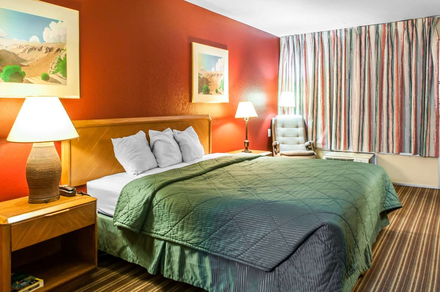 Suburban Studios East-官方