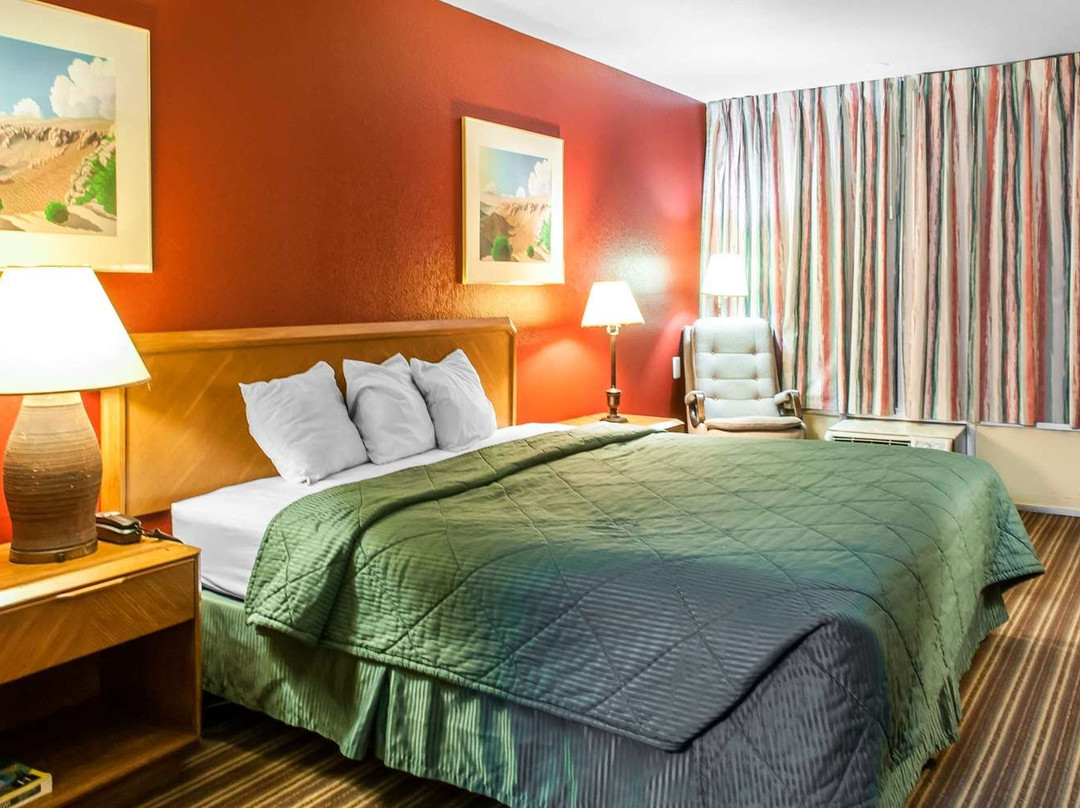 Suburban Studios East主图