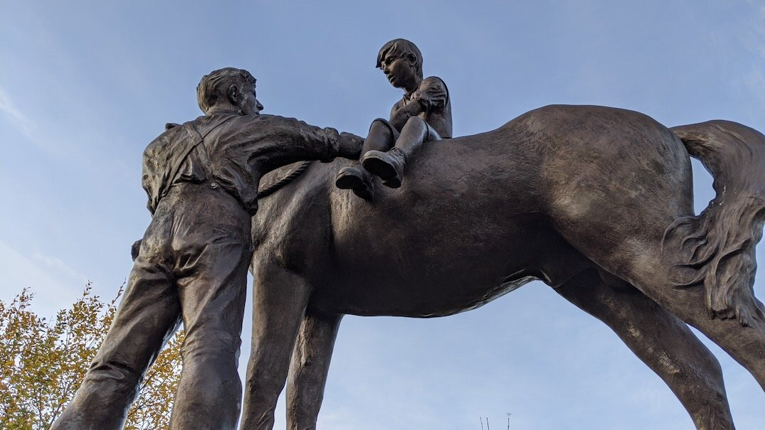 Man, Boy and Horse at Loanhead-Loanhead必去景点