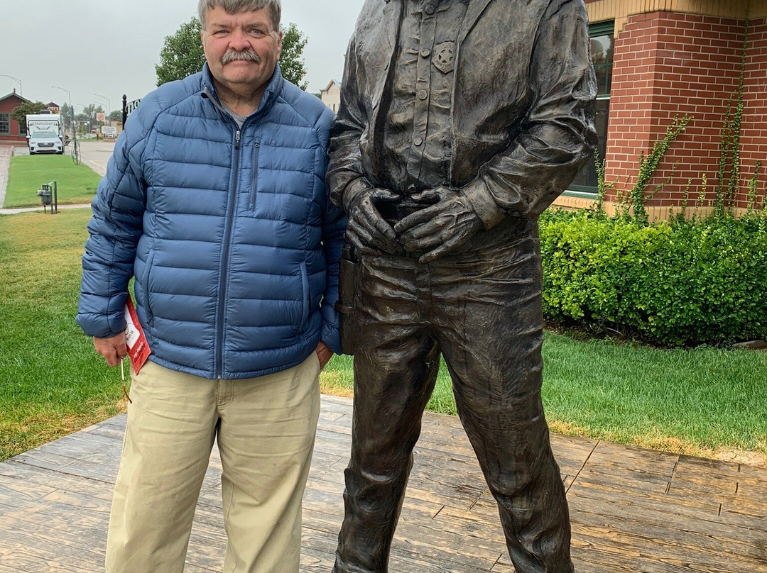 Cowboy Statue On Boot Hill-道奇城必去景点