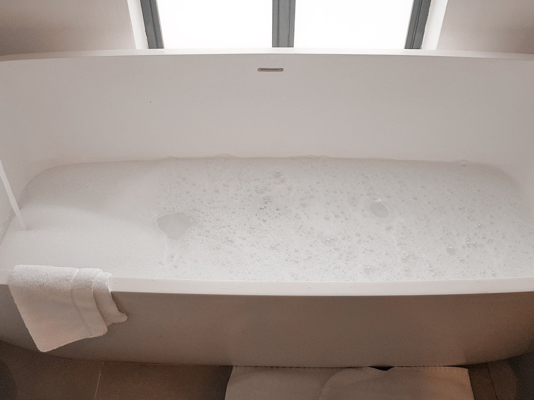 Latitude 0 Degrees Hotel主图