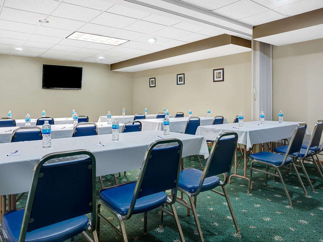 Travelodge by Wyndham Iowa City主图