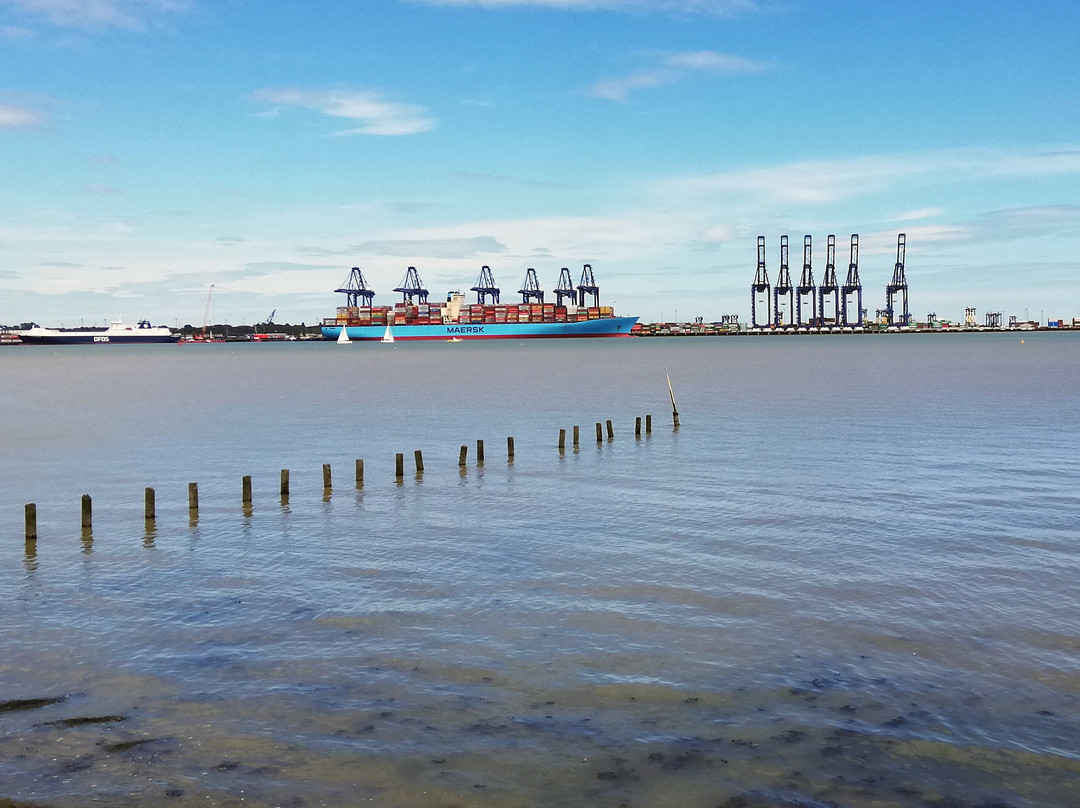 Dovercourt Bay Beach景点图片