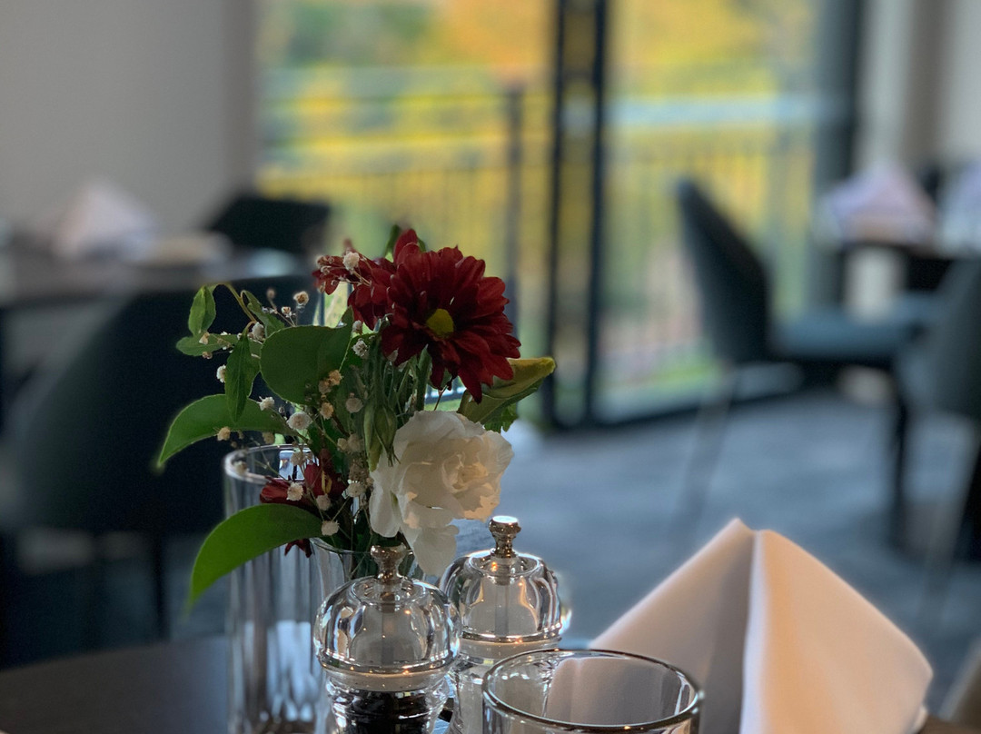 Hidden Lake Hotel and Apartments主图