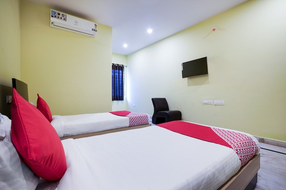OYO Anuguna Tulasi Grand Near JNTU University Hyderabad主图