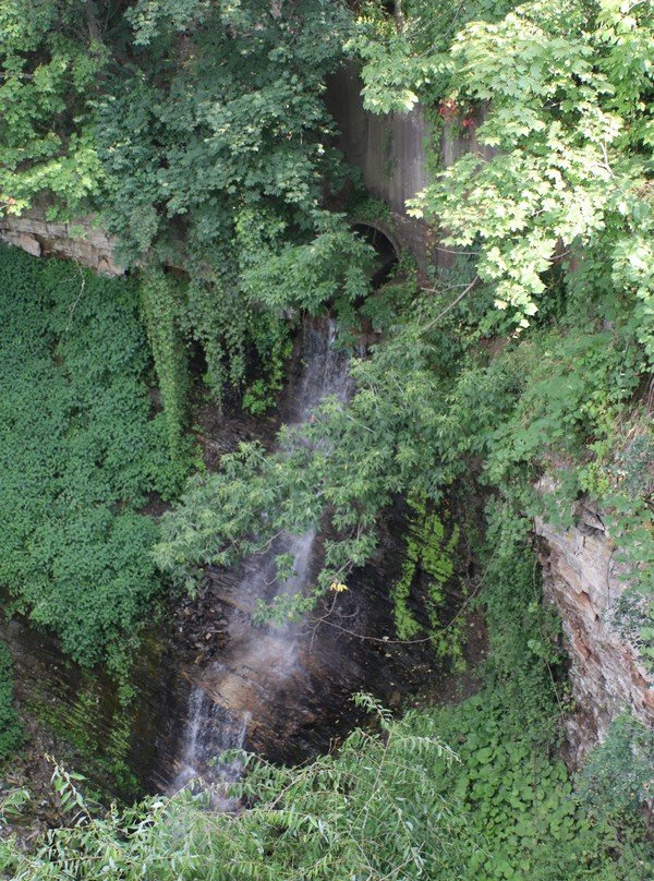 Cliffview Falls景点图片