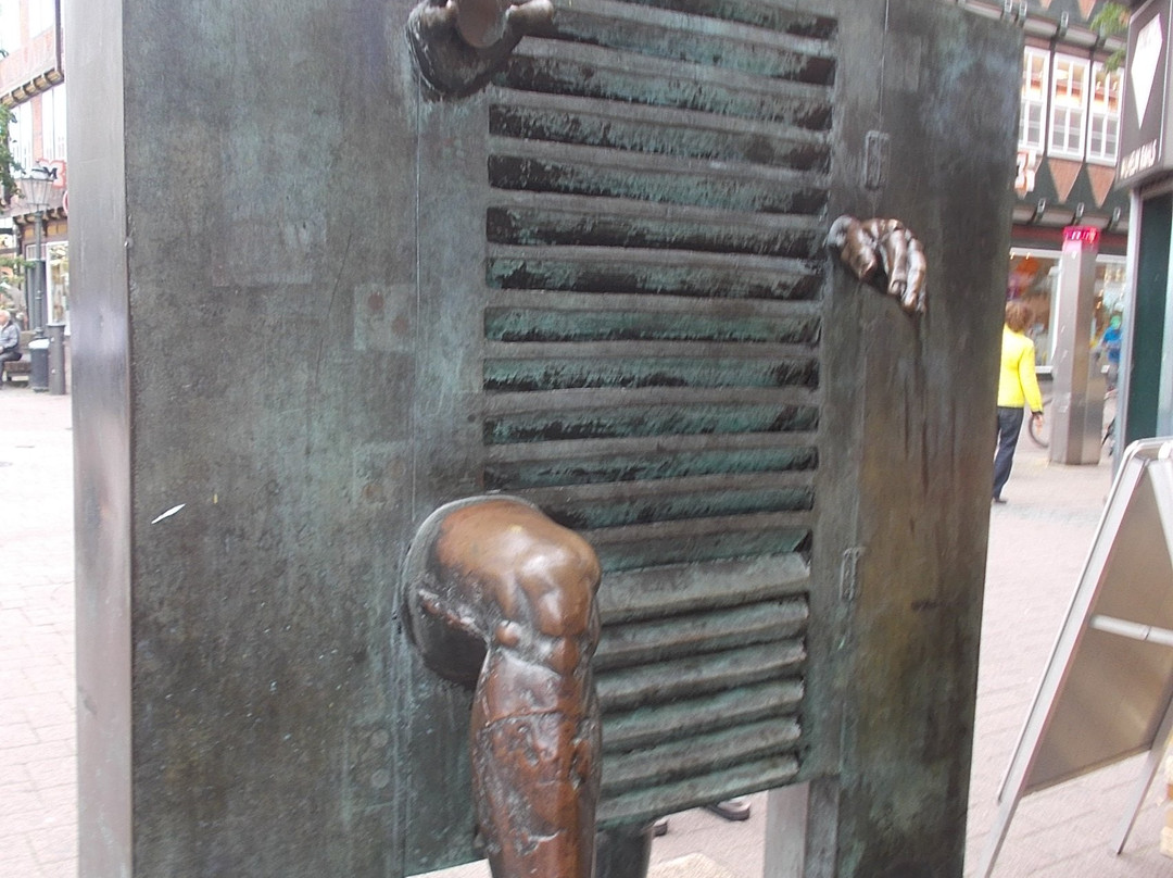 Skulptur "Homme passant la porte"景点图片