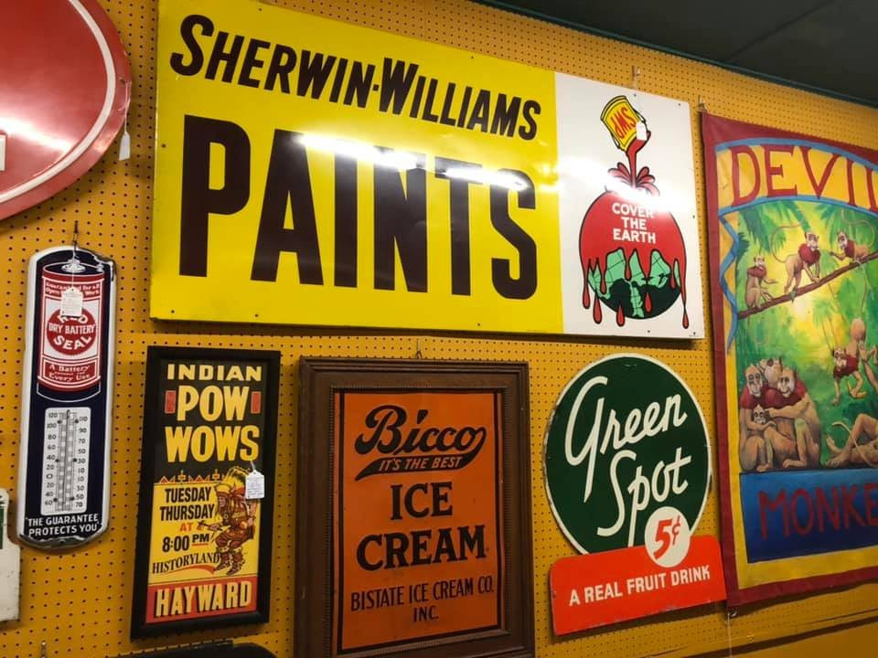 Woodstock旅游景点-Roscoe Woodstock Antique Mall