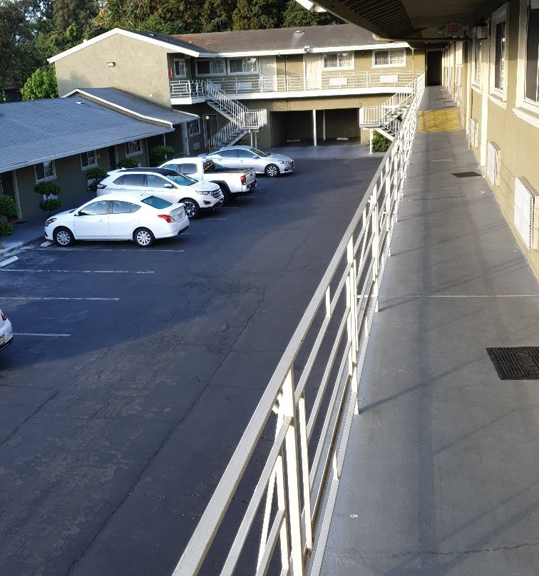 帕尔马尼酒店主图