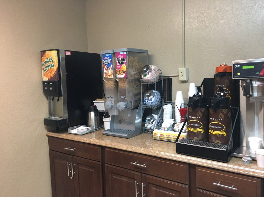 马塞纳NY速8酒店主图